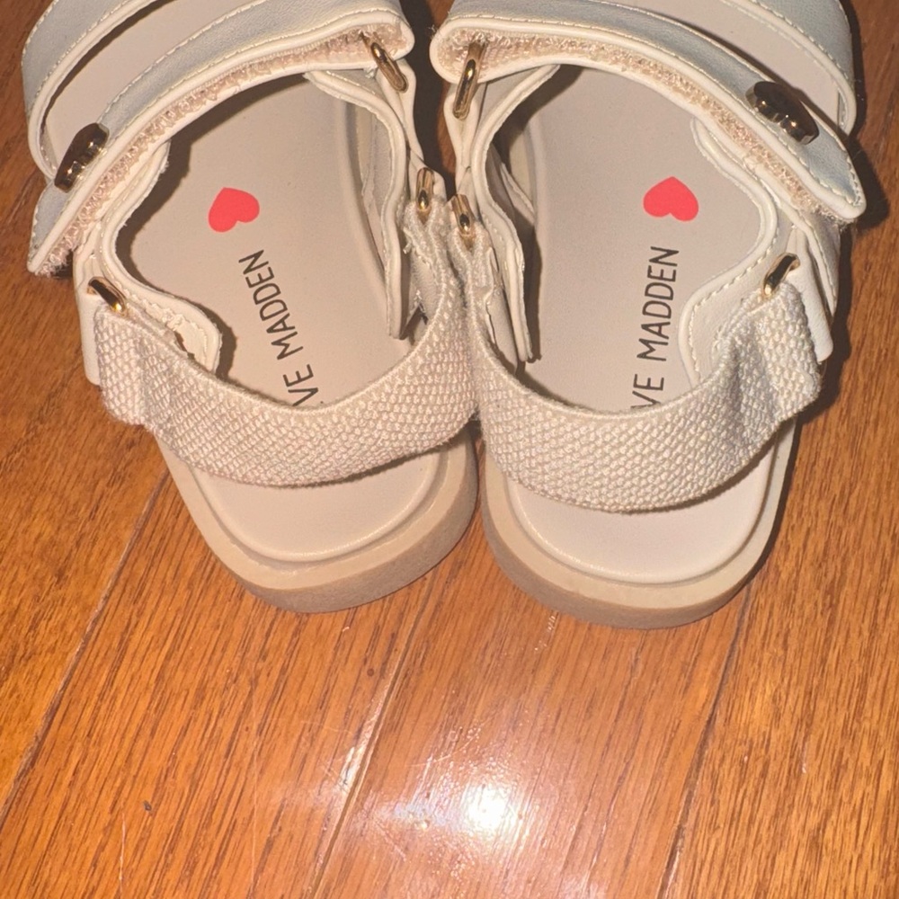New Steve Madden Kids Cream Sandals with Heart Detail - Picture 3 of 4